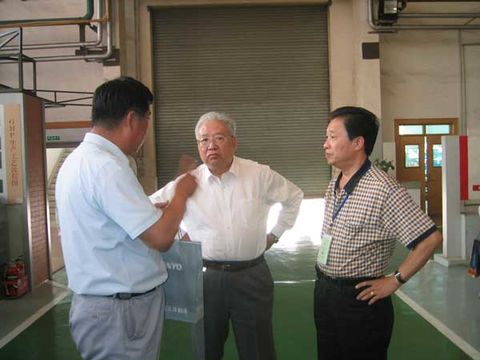 虞總（右一）與原機械部副部長陸燕蓀總工程師（中）等進(jìn)行交流