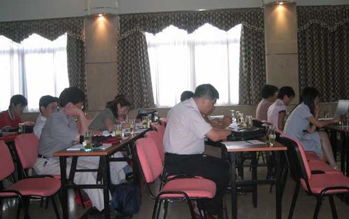 “十一五”中國制造業(yè)信息化技術(shù)及其標(biāo)準(zhǔn)化發(fā)展研討會(huì)暨2004年全國工業(yè)自動(dòng)化系統(tǒng)與集成標(biāo)準(zhǔn)化技術(shù)委員會(huì)年會(huì)及工業(yè)機(jī)器人標(biāo)準(zhǔn)劃分技術(shù)委員會(huì)換屆會(huì)，各參會(huì)人員聽取演講人員的報(bào)告，吸取經(jīng)驗(yàn)